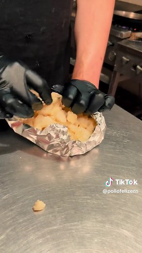 Preparación de Papa Asada Irresistible en Pollo Feliz