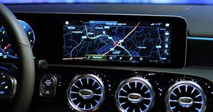 🗺 | Hoe werkt de navigatie via MBUX? Omdat het leveren van bestelde wagens momenteel iets anders verloopt, gezien de voorzorgsmaatregelen, hebben we een aantal instructievideo's toegevoegd aan onze website. Zo kunnen we onze klanten op een veilige manier meer info geven over bijvoorbeeld het navigatiesysteem. Weet jij hoe je eenvoudig je thuisadres kunt instellen? Ontdek nog meer tips in de volledige video: [bit.ly/2ZbWlFC]. #HedinAutomotive #SharedPassion | Mercedes-Benz Hedin Automotive