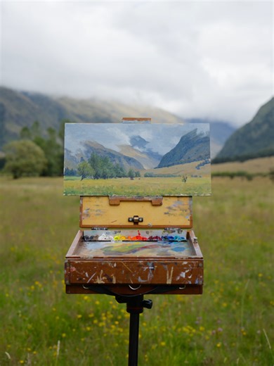 Rain or shine, plein air painting waits for no one. Especially Joe Paquet’e on his first-ever New Zealand Plein Air Art Tour. Fortunately, with some hot coffee, we stayed warm (and mostly dry) as we painted the stunning landscapes of Matukituki Valley. #pleinair #oilpainting #arttours #landscapeart #wanaka #matukituki