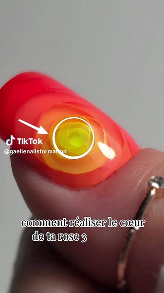 Le cœur de la rose, c’est pas juste “le début”. C’est la base. Le pilier. Celui sur lequel tout repose. Tu veux une rose 3D élégante, équilibrée, harmonieuse ? Alors commence par soigner ton cœur. 🌹 Il existe tellement de façons de créer une rose 3D ! Avec un, deux ou trois pétales… chaque nail artist a sa technique, ses préférences, ses petites habitudes. Moi, j’ai une nette préférence pour les cœurs en 3 pétales successifs. Pourquoi ? Parce-que je trouve que ça donne plus de volume, plus de p
