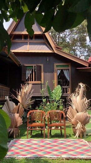If you love the charm of traditional Malay houses in a peaceful village, come and vibe with us at Embun Homes! Embun Homes offers two beautifully refurbished Malay houses, Rumah Mak Embun and Rumah Embun Putih, each equipped with modern amenities to ensure our guests’ comfort. 📍Rumah Mak Embun - Kampung Bukit Larang, Melaka - 20 Pax 📍Rumah Embun Puteh - Semabok, Melaka - 22 pax Prices start from RM 1700 per night. For more details and availability, please contact us (Whatsapp) at 012-3003266 .