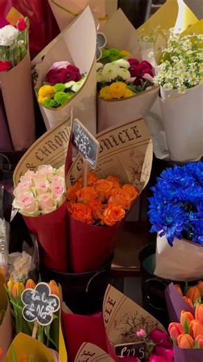 A small but attractive cut flower shop in London 🌸🌿