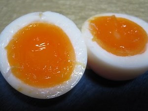 How to make half boiled egg 半熟ゆで卵の作り方と簡単な切り方！お湯からゆでて一瞬でむける！【超簡単】