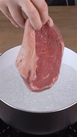 Place the steak in boiling water, I learned this at a 5 star steakhouse | American Recipes