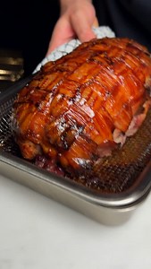 Welcome to Christmas Sides🎄❄️ This is my brand new series where I’ll be showcasing 10 of the most delicious side dishes that you have to try this Christmas. Whether you celebrate it or not, there really is something in here for everyone. Comfort food and indulgence, at its finest. If this sounds like your thing, make sure to follow me @samseats to stick around and cook these with me ❤️🎄 | Sam Way