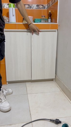 84K views · 8.9K reactions | Instalación de puertas de cocina ️ #asmr #diy #homedecor #roomdecor #kitchendecor #kitchendesign #puertas | Jhoon Gomez | Facebook