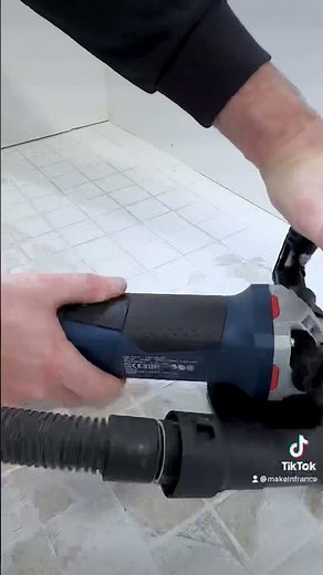 Décaper du carrelage (peinture, enduit et colle)