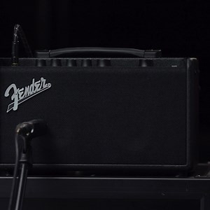 Kompakt, aber kraftvoll: Der LT40S ist unser kleinster Model-Gitarrenamp und mit allem bestückt, was du zum Jammen und Aufnehmen brauchst. Er lässt sich super einfach bedienen und liefert auf Knopfdruck den Sound einiger der beliebtesten Verstärker und Effekte. Übrigens der einzige Desktop-Amp mit Farbdisplay. | Fender