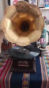 Desde hoy disfrutaré de la buena música del ayer en discos de carbón en una Vitrola Victor Talking Machine de 1902. Toda una reliquia. #VictorZegarra #MasterCoach #TerapiaMusical #Vitrola #VictorTalkingMachine | Victor Zegarra