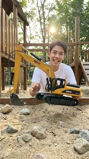 In-depth review of the Huina 1:50 scale diecast excavator, a realistic and detailed construction ...