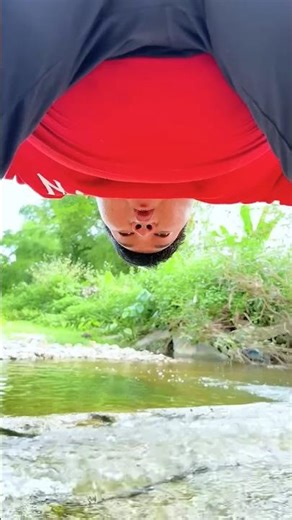 Cậu bé tốt bụng gỡ áo bị mắc cho hai ông cháu bằng Mẹo vặt cuộc sống✂️👕😱🙍😀 مهΤΟ#shorts#cute