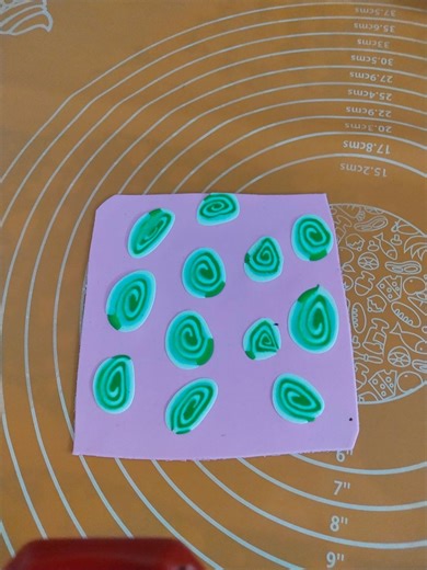 How to make fondant table cloth making 🎂😍🥰 #ijamamulansari #cakeart #birtydaycake #thankful #fondantcake #table #clothes #fondant | Ijamamul Ansari