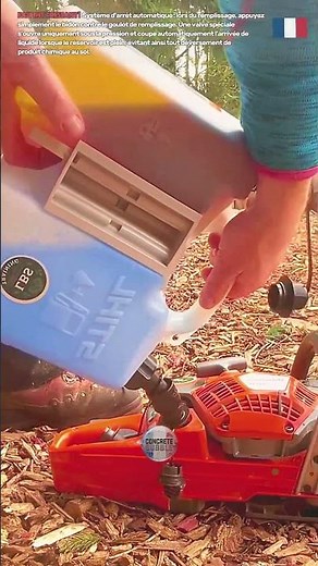 Remplissage d'une tronçonneuse avec du carburant et de l'huile de chaîne à partir d'un bidon combiné