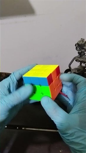 How to solve a Rubik's cube #howtosolvacube