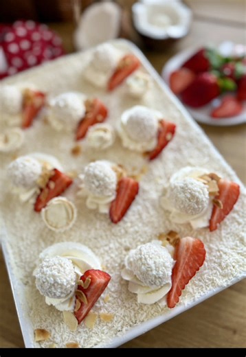 RAFFAELLO desszert 🤍🥥 ami gyors, nagyon finom és látványos! Krémes, kókuszos csoda, igazi ünnepi finomság 💘 ki fogja kipróbálni?😍 * 4 dl habtejszín * 500 g mascarpone *400 g kókusztej (konzerv) * 200 g babapiskóta * 70-80 g sűrített tej vagy kb 120 g porcukor * 8 db RAFFAELLO * Kókusztej * Kókuszreszelék A dekor opcionális, nálam: 1,5 dl tejszín 1 ek mascapone, egy kis porcukor, ezt együtt habosítottam ki. Eper, RAFFAELLO, mandula, kókuszreszelék :) A mascarponéból egy evőkanálnyit félretesz