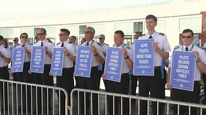 Off-duty pilots begin to picket in Chicago, other major airports head of holiday weekend