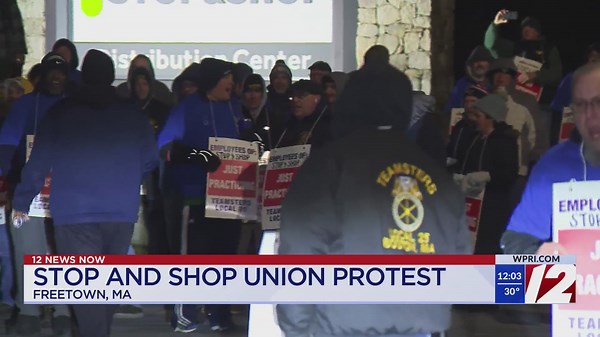 Union protests outside Stop & Shop distribution center
