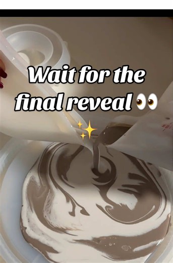 Two–color pour in brown and white 🤎🤍 Soft, minimal, a little unpredictable — just how I love my handmade pieces. Reveal at the end 👀✨ What do you think about this combo? #pourart #homedecor #handmade #marbleeffect #cementdecor