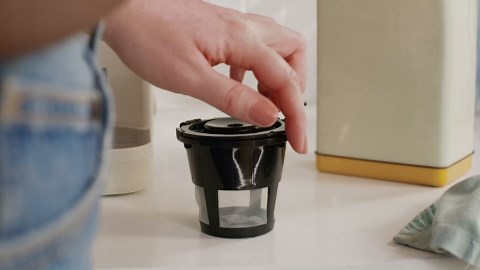 Amazon.com: BELLA Single Serve Coffee Maker, K Cup & Coffee Ground Compatible with Removable, Adjustable Drip Tray, Auto Shutoff & Reusable Dishwasher Safe Accessories, Brews 6oz to 14oz, 1000 Watt, Oatmilk: Home & Kitchen