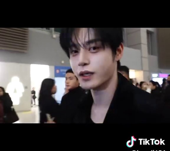 ZEROBASEONE (ZB1) members Park Gun-wook, Kim Ji-woong, Han Yu-jin, Sung Han-bin, Ricky, Kim Kyu-bin, Seok Matthew, Zhang Hao, and Kim Tae-rae departed for Hong Kong via Incheon International Airport in Jung-gu, Incheon on November 26 to attend the 2025 MAMA AWARDS in HONG KONG awards ceremony. #제로베이스원 #ZEROBASEONE #ZB1 #제베원 #김지웅 #한유진 #김규빈 #성한빈 #리키 #장하오 #박건욱 #김태래 #석매튜 #KIMJIWOONG #HANYUJIN #KIMGYUVIN #SUNGHANBIN #RICKY #ZHANGHAO #PARKGUNWOOK #KIMTAERAE #SEOKMATTHEW