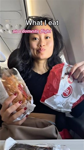 What I eat on a domestic flight in Türkiye 🇹🇷 ✈️ trying black simit for the first time!!