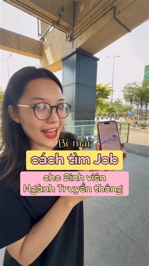 🎬 BÍ MẬT TÌM JOB CỦA SINH VIÊN TRUYỀN THÔNG? Nếu bạn đang muốn tìm chỗ thực tập hoặc có việc làm ngay sau tốt nghiệp thì tiếng Anh chính là "điểm cộng" trong CV của mình đó nha! Thử tưởng tượng nha: 📌 Sếp gửi brief tiếng Anh - bạn phải Google Translate từng dòng 📌 Họp với client nước ngoài - bạn chỉ biết gật đầu vì không hiểu họ nói gì 📌 Đọc case study, trend quốc tế - bạn bỏ qua vì "lười dịch" 📌 Cơ hội apply agency lớn - bạn không dám vì sợ phỏng vấn tiếng Anh Đầu tư tiếng Anh từ bây giờ l
