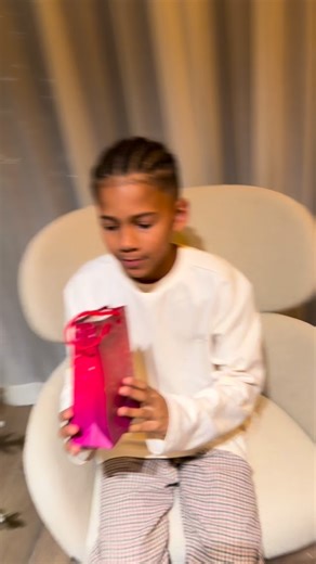 Lucie Gabossi on Instagram: "La magie de Noël a opéré ✨ Ça me rend tellement heureuse pour lui, vous ne pouvez même pas imaginer, il n’osait même pas en rêver… Un immense merci aussi à cette dame incroyable qui m’a vue en difficulté devant la machine pour imprimer la photo... Je n’avais pas de franc suisse sur moi, j’espérais pouvoir payer avec mon téléphone et elle a insisté pour régler ma commande. Un véritable petit ange, vraiment ♥️ Et merci évidemment à notre petit lutin de Noël préféré, @t