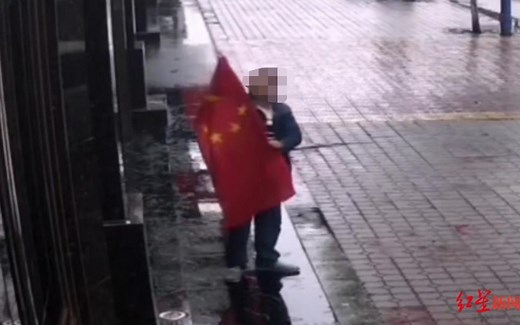 男子踩踏国旗 被判侮辱国旗罪获刑10个月