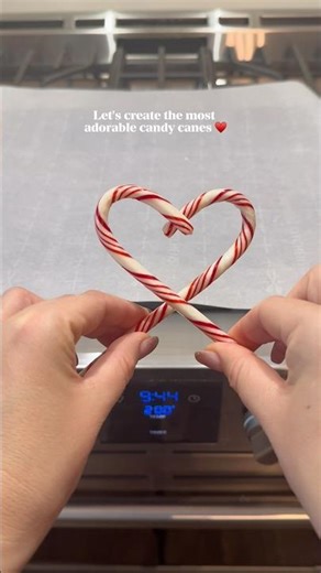 Instructions to make these adorable candy canes in comments!♥️ #candycane #happyholidays #easydiy