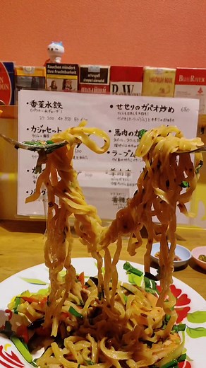 【松島新地の隠れ家｜空を飛ぶような美味しいタイ料理の宴】 大阪九条に位置するこの隠れた🇹🇭タイ料理店は、花街の周囲に位置していますが、店主の手で作られた料理を一度味わえば、周囲の雰囲気を完全に忘れるでしょう。香辣炒麺は、麺がもちもちとした食感で美味しいです、絶対におすすめです！また、ダルバートスペシャル&カイダーオは独特の体験で、タイから輸入された長粒米を使用し、カレーの中には3つの大きな鶏肉🐓が含まれています。このレストランの美味しさは是非一度試す価値があります‼️ 【秘藏大阪紅燈區｜雲霄般美味泰式饗宴】 這間隱身於大阪九條的泰式料理店，雖然位於松島新地，但一旦品嚐到老闆親手烹製的料理，你將完全忘卻周遭的氛圍。香辣炒麵🍝麵條螺旋Q彈入味，吸附了海鮮的醬汁！而咖哩飯採用來自泰國的進口長米，真的超長🤣搭配道地醃漬小菜，白飯都不夠吃(/ω＼)這裡的美味絕對值得一試🔥 📍Asian kitchen cafe 百福 營業時間：12:00~15:00,18:00~22:00 週一(月曜日)、週二(火曜日)休息 #inadedetime #japan #japanesefood #t