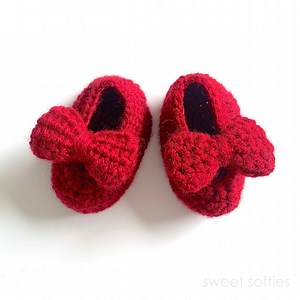 Sweet Softies: Baby Mary Jane Shoes with Bow (Free Crochet Pattern   Video Tutorial)