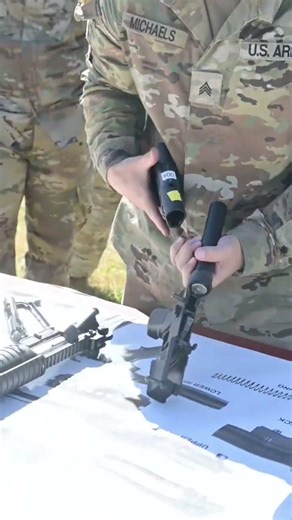 U.S. Soldiers Break Down the M4 Carbine in Seconds 🇺🇸 #army #military #soldier #shorts