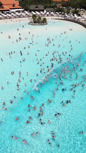🇬🇧 With its white sand, crystal clear water and waves, Siam Beach is one of the jewels of the best water park in the world. What are you waiting for? ✨🏝💦 🇪🇸 Con su arena blanca, aguas cristalinas y olas, Siam Beach es una de las joyas del mejor parque acuático del mundo. ¿A qué estás esperando? ✨🏝💦 | Siam Park