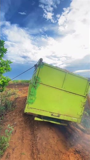 Truk Muatan Singkong Ambles di Jalan Berlumpur! Evakuasi Super Ekstrem 😱