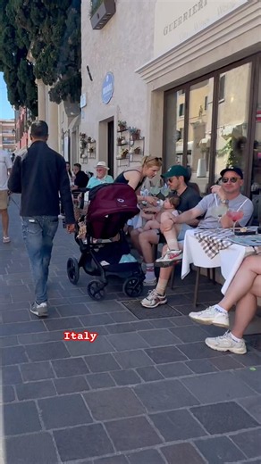 Bardolino: italy: walking tour, people are enjoying