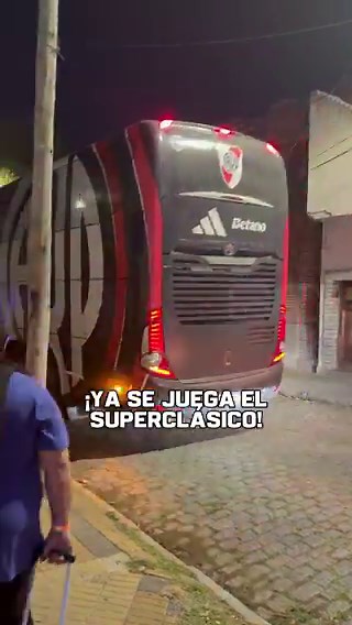 ¡ATENCIÓN A ESTA IMAGEN! Mientras el micro de River dejaba el Cilindro de Avellaneda, en frente del estadio había un hincha con una BANDERA DE BOCA... Falta una semana pero ya se empieza a vivir el superclásico.