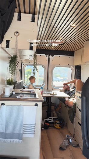 Petit retour en arrière sur notre escapade de fin de semaine à Tadoussac en septembre dernier. Une fois que la van ProMaster était enfin terminée et que nous nous sentions prêts à prendre la route avec notre nouveau-né, nous avons sauté sur l'occasion pour nous déconnecter du quotidien pendant quelques jours. Retourner à l'essentiel : se rapprocher de la nature et créer des souvenirs, une aventure à la fois. 🌿🛣️ -- Little #throwback to our weekend getaway in Tadoussac back in September. Once t