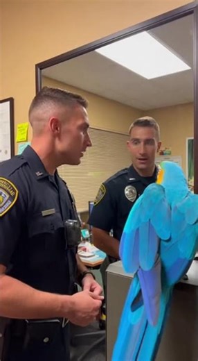 “Squawk & Laugh: The Funniest Parrot You’ll Ever See! 🦜😂”