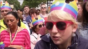 Zehntausende feiern 25. Christopher Street Day in Köln