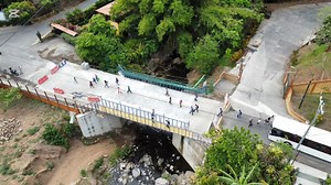 Puente sobre el Río Cacao, San Isidro de Atenas. Éste puente estuvo en el olvido por más de 50 años, de un sólo carril, nunca se le dio mantenimiento, casi que en los últimos años estaba en pie por obra y gracia de Dios, hoy los vecinos de San Isidro, Calle Pavas, Zacatal, y la cuesta de Morazán, están a muy pocos días de estrenar puente nuevo, gracias al esfuerzo de la Municipalidad de Atenas. Un puente de dos carriles, esto significa progreso para las comunidades del distrito de San Isidro, y 