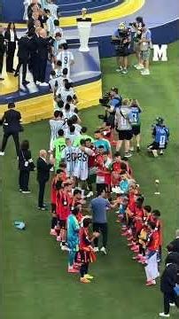 Emotivo abrazo entre De la Fuente y Scaloni en el pasillo al subcampeón MARCA