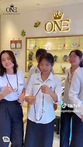 ဘယ်အဖွဲ့ကလဲ🤭#trending #one_gold_jewelry #24kgold #myanmartiktok🇲🇲🇲🇲 #fyp