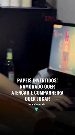 Viral Agora | O Portal das Notícias Virais on Instagram: "Um vídeo de humor gravado em Cascavel, no Paraná, mostrou a realidade de muitos casais com uma cena de papéis invertidos. Enquanto a namorada está no computador concentrada no jogo, o namorado fica ali do lado, olhando e claramente querendo atenção, no modo “me nota”. O contraste é o que torna tudo engraçado. Ele insiste no olhar carente e ela segue firme na partida, como quem diz que agora não dá pra pausar. O vídeo diverte justamente po