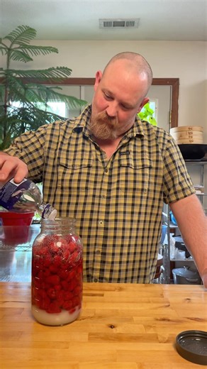 How to make a raspberry Liqueur! ￼