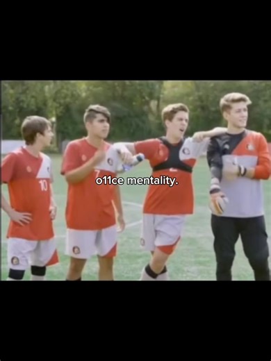 Entrenamiento serio y saludos a la cámara en 011CE