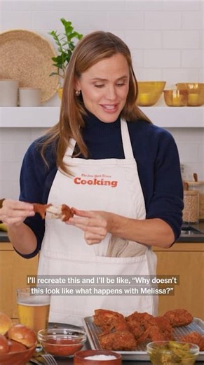 Jen Garner gets a fried chicken lesson from Melissa Clark 🍗 #cooking #jennifergarner #friedchicken