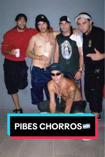 LA HISTORIA DE LOS PIBES CHORROS🇦🇷🎹 ➡️ Surgió en 2001, ya con sus primeros años se posicionaron como uno de los referentes de Argentina, haciendo un boom increíble. ➡️ Ariel Salinas luego se fue de la banda, lo que encadenó otro nombre, pero pense al cambió de nombre, esta banda dejo una huella imborrable en la cumbia y música de Argentina. . . #pibeschorros #pibeschorroscumbiavillera #cumbia #cumbiavillera #damasgratis #arieleltraidorylospibeschorros #unpocoderuido #fyp #viral #paratii #cumb