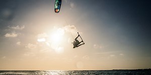 Kiteboarding progression: from your first jump to Megaloop board-offs