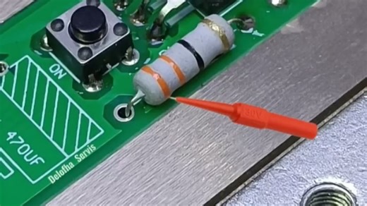 So liest man den Wert eines Widerstands mit dem Farbcodes Orange, Orange, Schwar