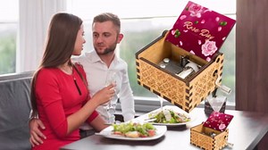 Personalized Music Box Custom Gift with Your Photo Text Wooden Hand Crank Music Box for Father's Day Mother's Day Valentine's Day Wedding Anniversary Birthday